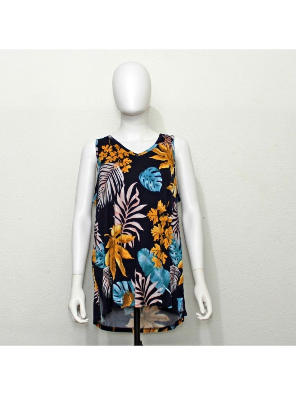 Lonyuang Woman Top size 2xl Black Floral Print